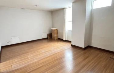 Amplio departamento con vista a la calle – A pasos del Pentagonito